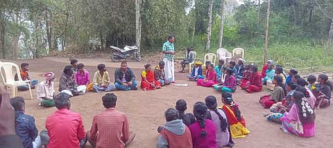 கொடைக்கானல் அருகே பாரதி அண்ணாநகா் பகுதியில் நடைபெற்ற வன உரிமைக்குழு ஆலோசனைக் கூட்டம் .