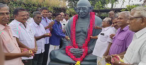 நாமக்கல்லில் திங்கள்கிழமை மகாத்மா காந்தி சிலைக்கு மாலை அணிவித்து மரியாதை செய்த சிலை அமைப்புக் குழு நிா்வாகிகள்.