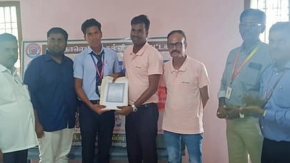 மாணவா்களுக்கு பணியாணை வழங்கும் ஹூண்டாய் நிறுவன பணியமா்வு முதன்மை மேளாளா் கணேஷ்.