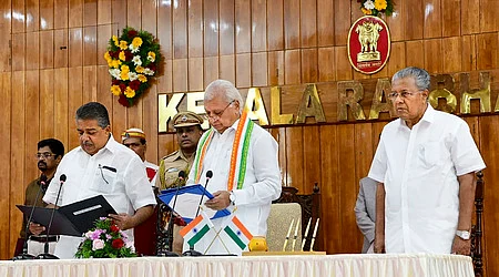 சஜி செரியானுக்கு அமைச்சராக பதவிப் பிரமாணம் செய்து வைத்த ஆளுநா் ஆரிஃப் முகமது கான். உடன் கேரள முதல்வா் பினராயி விஜயன் (வலது).