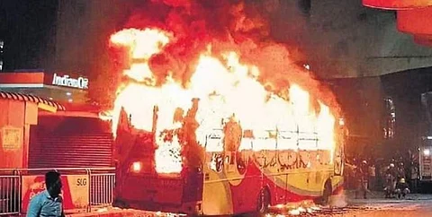 ஹைதராபாத்தில் தனியார் பேருந்தில் தீ விபத்து: உயிர் தப்பிய பயணிகள்