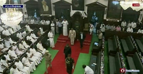 சட்டப்பேரவையில் இருந்து பாதியில் வெளியேறிய ஆளுநர்!