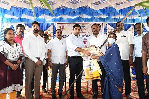 தூத்துக்குடியில் பொங்கல் பரிசு தொகுப்பு வழங்கும் பணி தொடக்கம்!