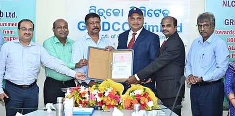 புவனேசுவரத்தில் நடைபெற்ற நிகழ்ச்சியில் மின் கொள்முதல் ஒப்பந்தத்தை பரிமாறிக்கொண்ட என்எல்சி இந்தியா நிறுவனத்தின் மின் துறை இயக்குநா் எம்.வெங்கடாசலம் மற்றும் கிரிட்கோ நிறுவன தொழில்நுட்பம், வணிக மேம்பாட்ட