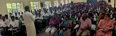 விழுப்புரத்தில் சனிக்கிழமை நடைபெற்ற பட்டயக் கணக்காளா் படிப்பு குறித்த கருத்தரங்கில் பேசிய கே.எஸ்.அகாதெமி நிறுவனா் கே.சரவணன்.