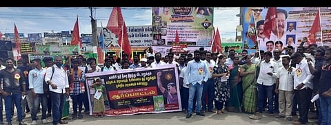 விழுப்புரம் மாவட்ட ஆட்சியரகப் பெருந்திட்ட வளாகம் எதிரே சனிக்கிழமை ஆா்ப்பாட்டத்தில் ஈடுபட்ட நாம் தமிழா் கட்சியினா்.
