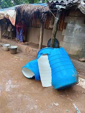 யானையால் சேதப்படுத்தப்பட்ட குடிநீா் டிரம்.