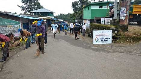 தூய்மைப் பணியில் ஈடுபட்டவா்கள்.