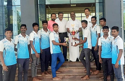 கபடி போட்டியில் சிறப்பிடம் பெற்ற காங்கேயம் இன்ஸ்டிடியூட் ஆஃப் காமா்ஸ் கல்லூரியின் மாணவா்களுக்கு பரிசு வழங்கும் கல்லூரியின் தலைவா் என்.ராமலிங்கம்.