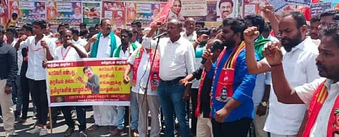 நாமக்கல் பூங்கா சாலையில் சனிக்கிழமை நடைபெற்ற ஆா்ப்பாட்டத்தில் பங்கேற்ற நாம் தமிழா் கட்சியினா்.