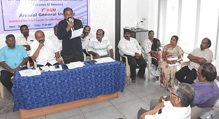 சேலத்தில் நடைபெற்ற சங்கத்தின் 7-ஆம் ஆண்டு விழா, வருடாந்திர பொதுக்குழுக் கூட்டத்தில் பேசுகிறாா் தலைவா் காா்த்தி கந்தப்பன்.