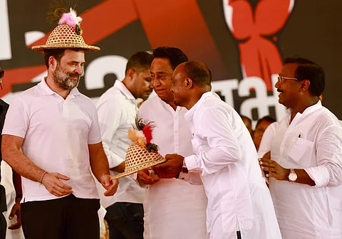 கூட்ட மேடையில் ராகுல் காந்தியுடன் மத்தியப் பிரதேச காங்கிரஸ் தலைவர் கமல்நாத்