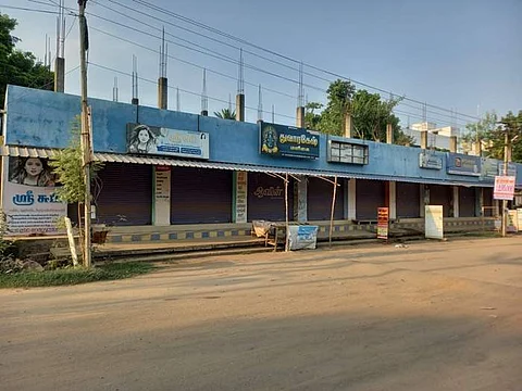 காவிரி நீரை திறந்துவிடக்கோரி நீடாமங்கலத்தில் நடைபெற்று வரும் கடையடைப்பு போராட்டத்தால் கடைகள் அடைக்கப்பட்டுள்ளன.