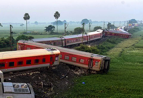 பிஹார் மாநிலம் பக்ஸர் மாவட்டம் ரகுநாத்பூர் ரயில் நிலையம் அருகே தில்லி-காமாக்யா வடகிழக்கு விரைவு ரயிலின் பெட்டிகள் தடம் புரண்டு விபத்துக்குள்ளானது.