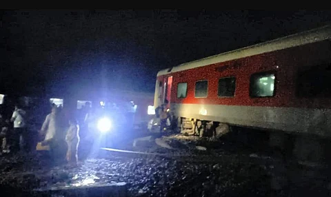 பிகாரில் விரைவு ரயில் தடம் புரண்டது