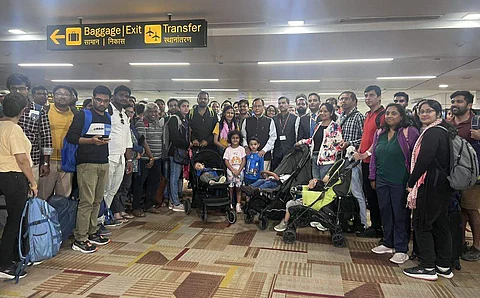 இஸ்ரேலில் இருந்து வந்த இந்தியர்களை தில்லி விமான நிலையத்தில் வரவேற்ற மத்திய வெளியுறவுத் துறை இணையமைச்சர் ராஜ்குமார் ரஞ்சன் சிங். 