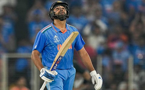 இந்தியா-பாகிஸ்தான் அணிகளுக்கு இடையிலான ஐசிசி ஆண்கள் கிரிக்கெட் 2023 போட்டியின் போது அரைசதம் அடித்து அசத்திய ரோஹித் சர்மா.