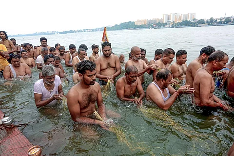 சர்வ பித்ரு அமாவாசையின் கடைசி நாளான சனிக்கிழமையன்று, போபாலில் உள்ள மேல் ஏரியின் கரையில் இந்து பக்தர்கள் தங்கள் முன்னோர்களின் முக்திக்காக தர்ப்பணம் கொடுத்து வழிபாடு செய்தனர்.