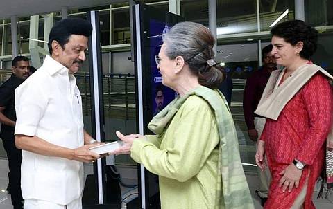 சோனியா காந்தி, பிரியங்கா காந்தியை வரவேற்ற முதல்வர் மு.க. ஸ்டாலின்.
