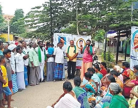 தேனியில் 2 விவசாயிகள் இறப்பு:  பூச்சிக் கொல்லி மருந்து விற்பனைக்குத் தடை