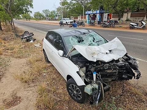 மதுபோதையில் கார் ஓட்டி இரு பைக்குகள் மீது மோதி விபத்து: 2 பேர் பலி
