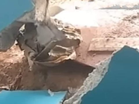 ராட்சத பாறை உருண்டு விழுந்ததில் தேசமடைந்துள்ள வீடு
