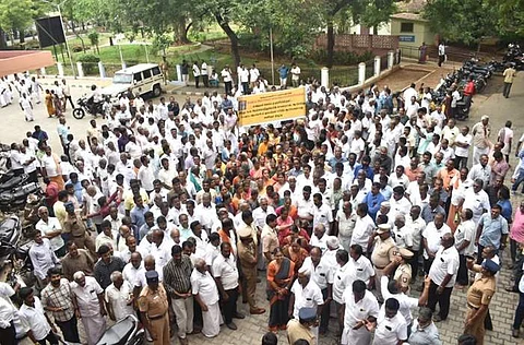 தனியார் கோயிலில் உண்டியல் வைக்க முயற்சிக்கும் இந்து அறநிலையத்துறையினருக்கு எதிர்ப்பு தெரிவித்து ஆட்சியரிடம் மனு அளிக்க ஊர்வலமாக வந்த கொங்கு வேளாள கவுண்டர்கள் சமுதாயத்தின் சாத்தந்தை குலத்தினர்.