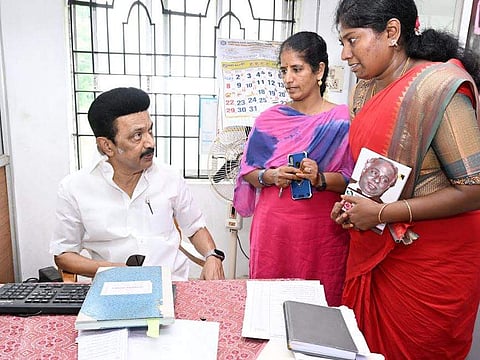 செங்கல்பட்டு மாவட்டம் காட்டாங்கொளத்தூர் ஊராட்சி ஒன்றிய அலுவலகத்தில் முதல்வர் மு.க.ஸ்டாலின் திடீர் ஆய்வு மேற்கொண்டார். 
