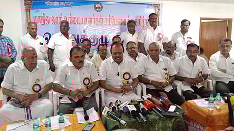 நாமக்கலில் செய்தியாளர்களுக்கு பேட்டியளித்த மாநில லாரி உரிமையாளர்கள் சம்மேளன தலைவர் சி.தனராஜ்.