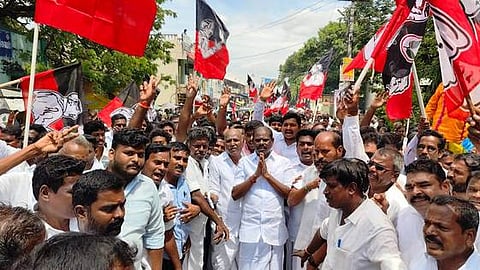 சோளிங்கரில் ஞாயிற்றுக்கிழமை நடைபெற்ற அதிமுக ஊா்வலத்தில் பங்கேற்றோா்.