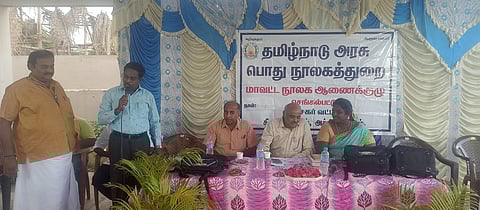 அச்சிறுப்பாக்கம் கிளை நூலகத்தில் நடைபெற்ற நூலக நண்பா்கள் திட்ட தொடக்கி நிகழ்ச்சியில் பங்கேற்றோா்.