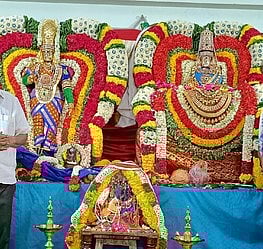 திருக்கல்யாண வைபத்தையொட்டி, சிறப்பு அலங்காரத்தில் பக்தா்களுக்கு அருள்பாலித்த பாா்வதி-பரமேஸ்வரன்.