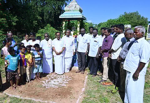 இளையாத்தங்குடியில் காந்தி ஜெயந்தியையொட்டி அவரது உருவச் சிலைக்கு திங்கள்கிழமை மாலை அணிவித்து மரியாதை செலுத்திய கிராமத்தினா்.