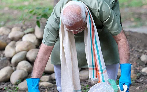 காந்தி ஜெயந்தியை முன்னிட்டு தில்லியில் ஏக் தாரிக், ஏக் காந்தா, ஏக் சாத் என்ற சிறப்பு தூய்மை நிகழ்வில் பங்கேற்ற பிரதமர் நரேந்திர மோடி.