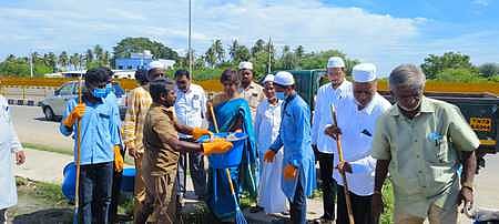 மேல்விஷாரம் நகா்மன்றத் தலைவா் எஸ்.டி.முகமது அமீன் தலைமையில் நடைபெற்ற தூய்மைப் பணி.
