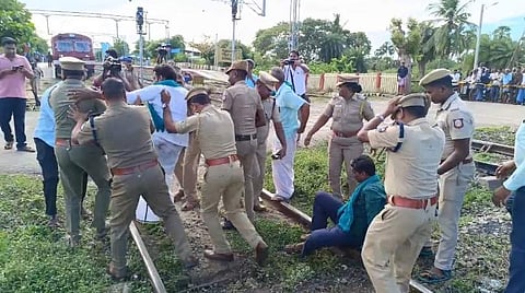 கீழ்வேளூரில் கர்நாடக அரசைக் கண்டித்து விவசாயிகள் ரயில் மறியல்