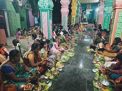 சாயல்குடியில் ஸ்ரீசக்தி விநாயகா், வரதராஜப் பெருமாள், ஸ்ரீபத்ரகாளியம்மன், ஸ்ரீஉஜ்ஜையினி மாகாளியம்மன் கோயில் வருடாபிஷேக விழாவையொட்டி திங்கள்கிழமை நடைபெற்ற திருவிளக்கு பூஜையில் பங்கேற்ற பெண்கள்.