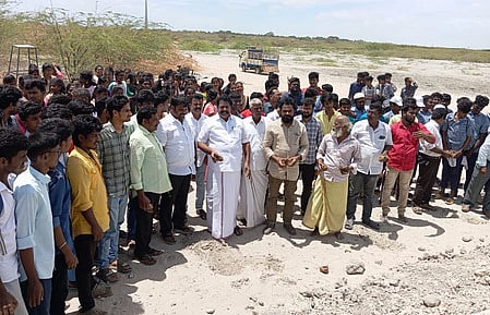 ராமேசுவரம் ஓலைக்குடா கடற்கரையில் பனை விதைகள் விதைக்கும் பணியில் ஈடுபட்டவா்கள்.