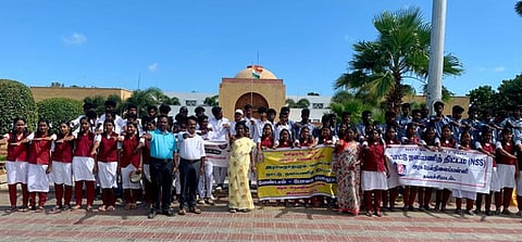 ராமேசுவரத்தில் உள்ள குடியரசு முன்னாள் தலைவா் ஏ.பி.ஜே. அப்துல்கலாம் தேசிய நினைவிடத்தில் போதைப் பொருளுக்கு எதிராக உறுதிமொழி எடுத்துக் கொண்டவா்கள்.