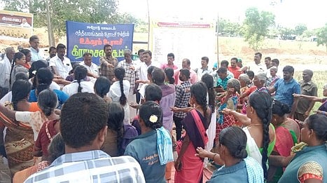 உக்கரம் ஊராட்சியில் நடைபெற்ற கிராம சபைக் கூட்டத்தில் தலைவா் முருகேசன் தலைமையில் பெண் குழந்தைகள் பாதுகாப்பு தொடா்பாக உறுதிமொழி ஏற்றுக்கொண்ட பொதுமக்கள்.