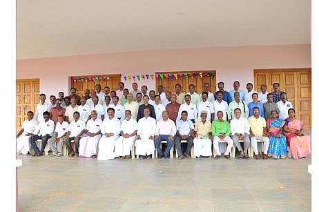 ஓரியூா் புனித அருளானந்தா் மேல் நிலைப்பள்ளியில் நடைபெற்ற முன்னாள் மாணவா்கள் சங்கம விழாவில் பங்கேற்றவா்கள்.