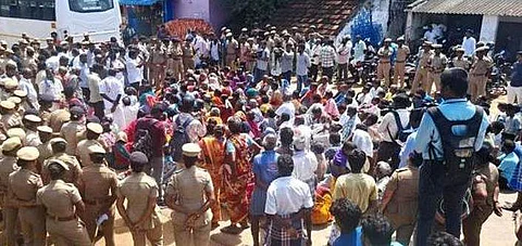 பரந்தூா் விமான நிலையம் குறித்து மச்சேந்திரநாதன் தலைமையிலான குழு ஞாயிற்றுக்கிழமை ஆய்வு செய்ய வந்தபோது ஏகனாபுரம்  பகுதியில் சாலை  மறியலில்  ஈடுபட்ட பொதுமக்கள்.