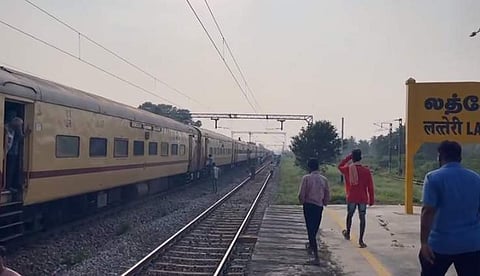 வேலூர் அருகே மங்களூர் எக்ஸ்பிரஸ் ரயிலில் திடீர் புகை!