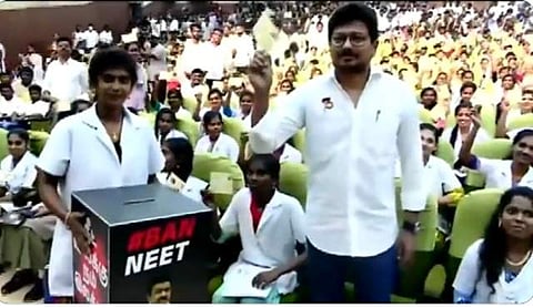 மருத்துவ மாணவர்களுடன் உதயநிதி ஸ்டாலின்