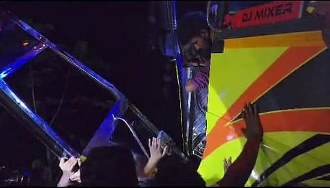 மேட்டுப்பாளையம் அருகே சுற்றுலா வேன் மரத்தில் மோதி விபத்து: 15க்கும் மேற்பட்டோர் படுகாயம்