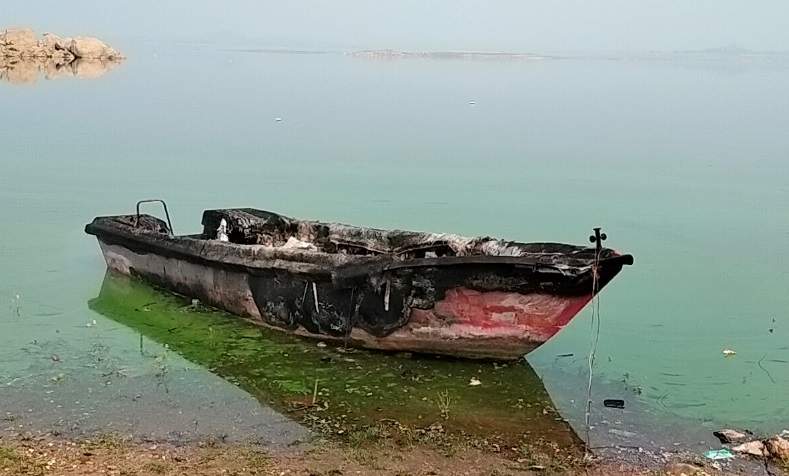 மேட்டூர் நீர் தேக்கத்தில் மோட்டார் படகு மர்ம நபர்களால் தீ வைத்து எரிப்பு