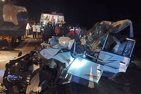 செங்கம் அருகே திங்கள்கிழமை இரவு நிகழ்ந்த விபத்தில் சேதமடைந்த காா்.