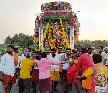 அலங்கரிக்கப்பட்ட தேரில் எழுந்தருளிய சாமுண்டீஸ்வரி அம்மன்.