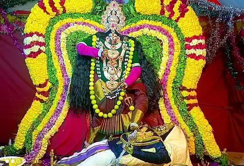 மகிஷாசுரமா்த்தினி அலங்காரத்தில் ஸ்ரீ முத்துமாரியம்மன்.
