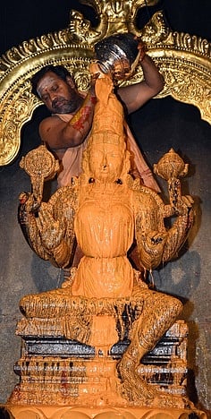 நவராத்திரி விழா நிறைவையொட்டி, வேலூா் ஸ்ரீபுரம் தங்கக் கோயிலிலுள்ள ஸ்ரீநாராயணி அம்மனுக்கு சந்தன அபிஷேகம் செய்த ஸ்ரீசக்திஅம்மா.